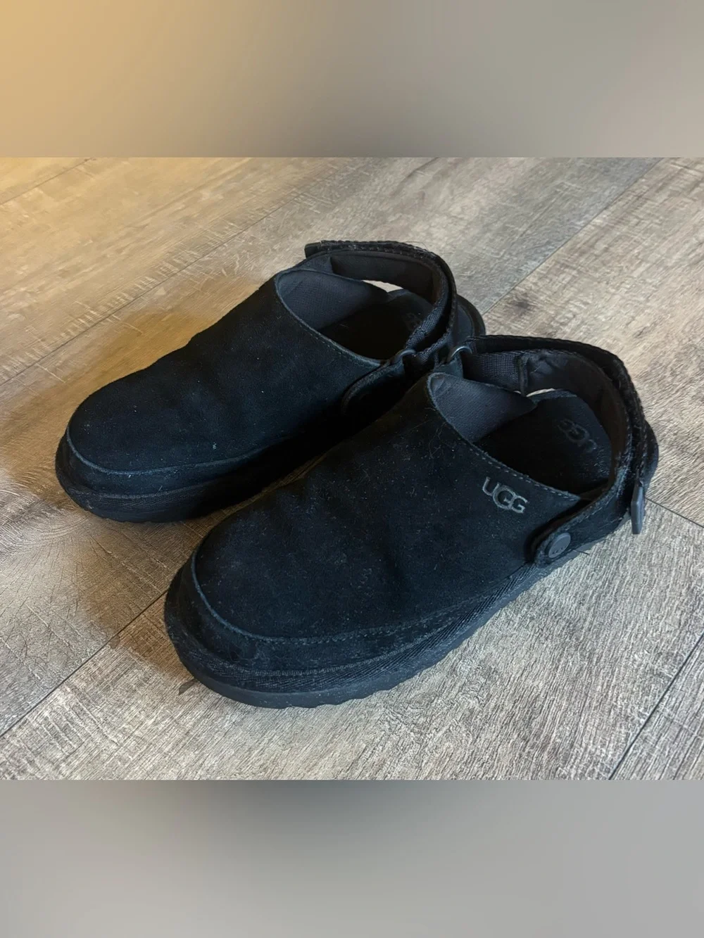 UGG goldenstar girl’s size 2 black slip on clog slippers with swivel heal strap